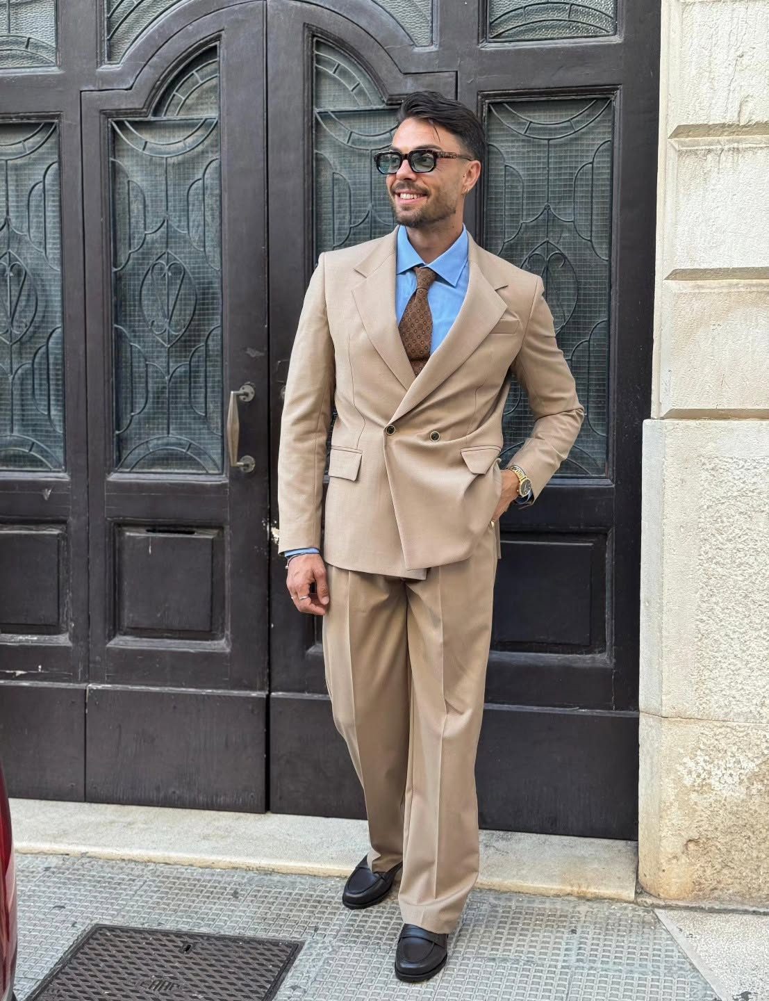 Completo doppiopetto color cammello con camicia azzurra e cravatta, abbigliamento uomo a Bari