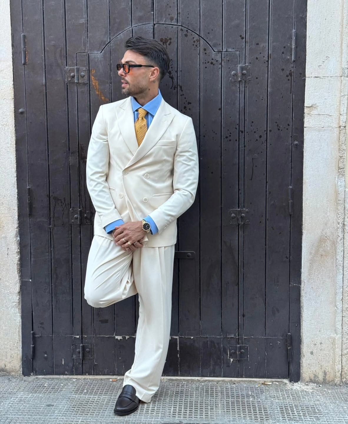 Completo doppiopetto color panna con camicia azzurra provato in negozio a Bari